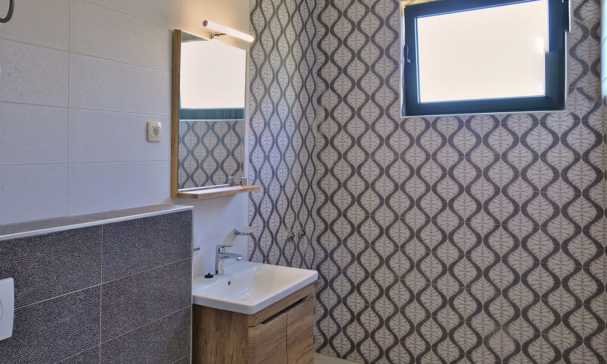 2512-04-Bathroom-01