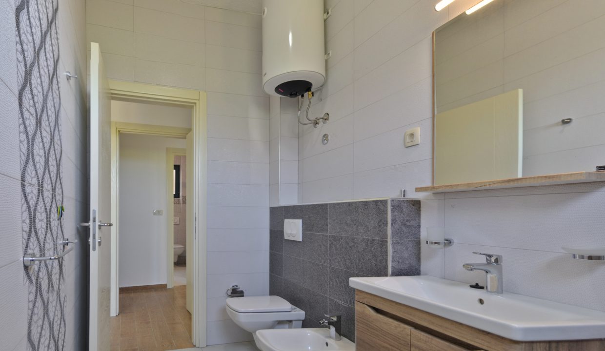 2512-04-Bathroom-02